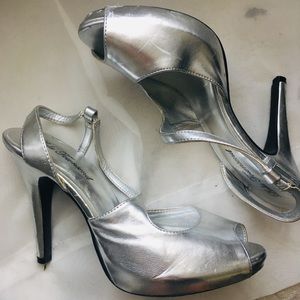 Lulu Townsend silver stiletto heels size 8.5
